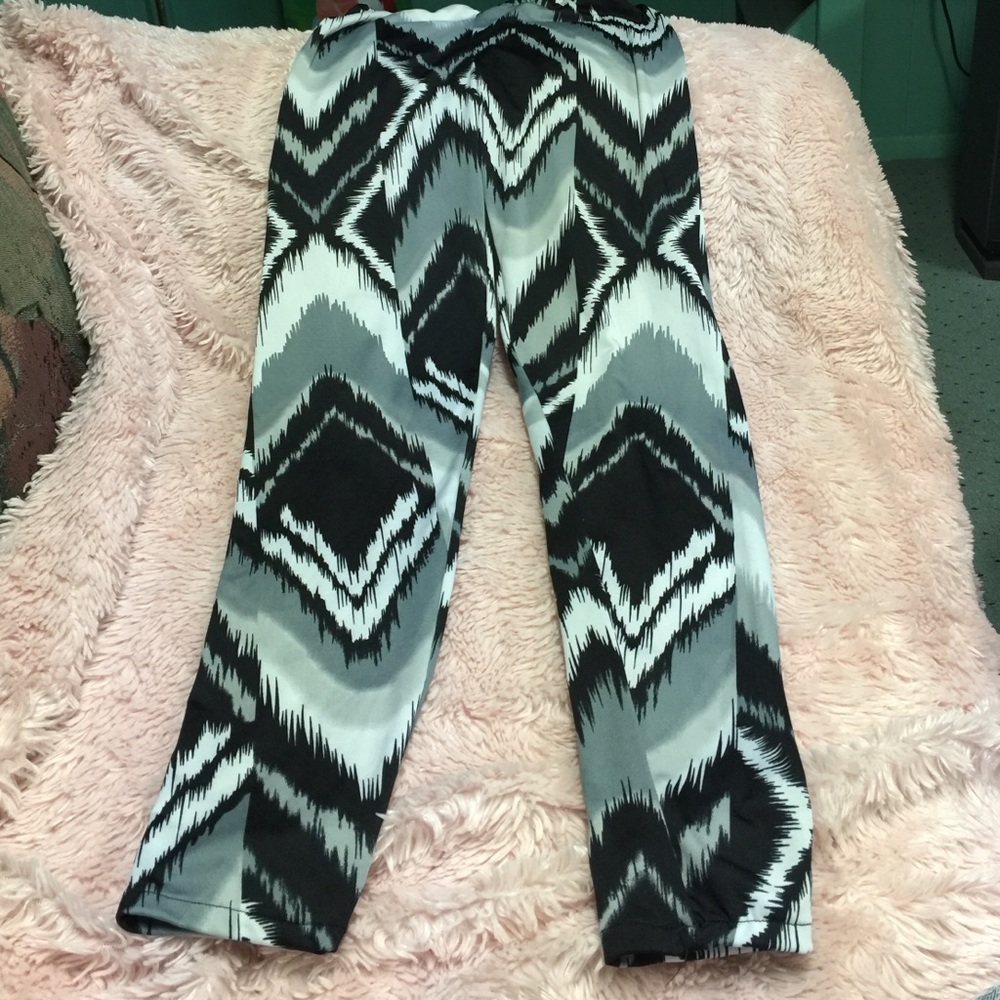 BLACK & WHITE & GRAY FLAME STITCH PRINT LEGGINGS PANTS